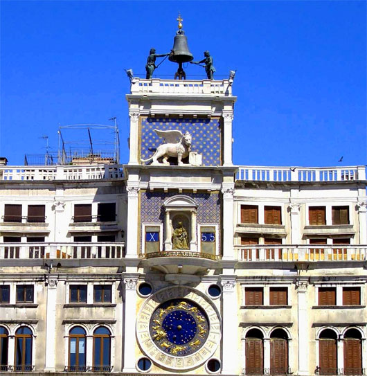 Uhrenturm am Markusplatz in Venedig