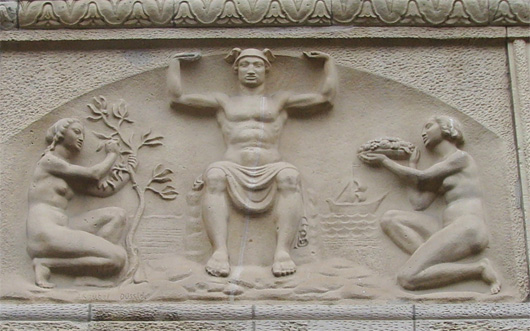 Merkur an der Fassade des Kortumkaufhauses